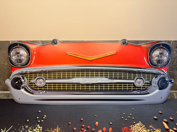 Metalen wandbord van de voorkant van een klassieke rode Chevrolet Bel Air
