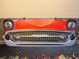 Metalen wandbord van de voorkant van een klassieke rode Chevrolet Bel Air
