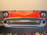 Metalen wandbord van de voorkant van een klassieke rode Chevrolet Bel Air