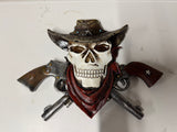 Skull met pistolen voor aan de muur