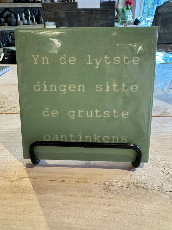 Tegeltje met tekst Yn de lytste dingen site de grutste oantinkens