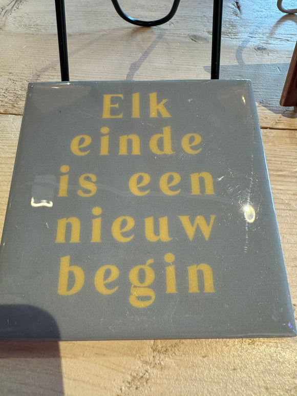 Tegeltje met tekst Elk einde is een nieuw begin