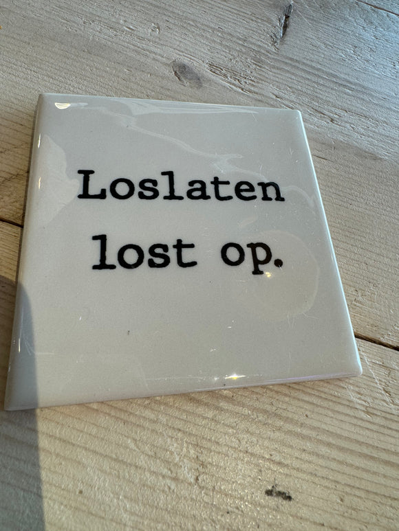 Tegeltje met tekst Loslaten lost op