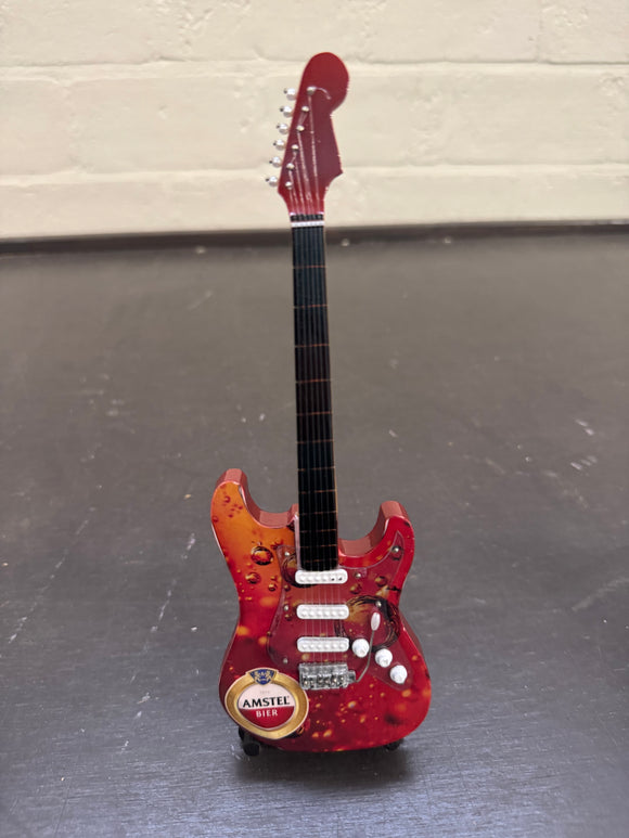 Miniatuur gitaar van Amstel bier