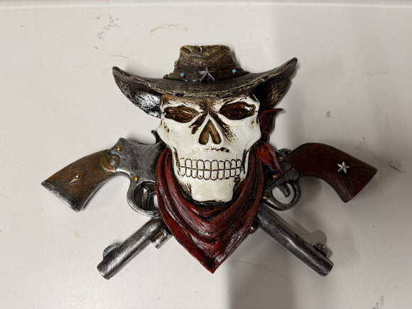 Skull met pistolen voor aan de muur