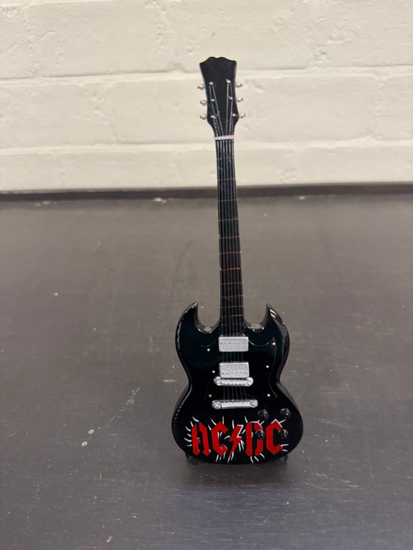 ACDC miniatuur gitaar met standaard.