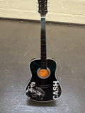 Miniatuur gitaar van Johnny Cash