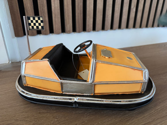 Metalen decoratie botsauto