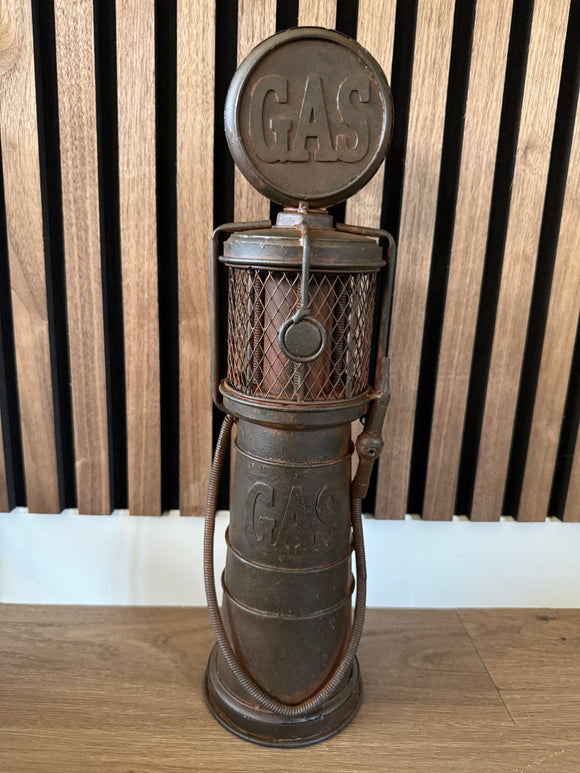 Metalen vintage benzinepomp