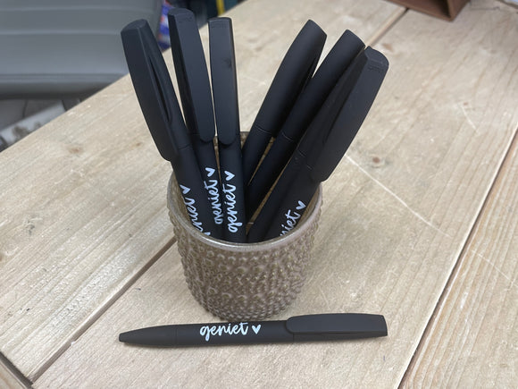 Zwarte pen met tekst…Geniet